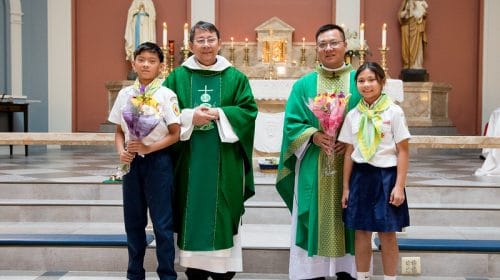 Đón chào Cha Xứ và Cha Quản Nhiếm